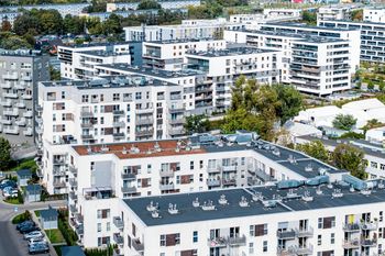 Ofert ubywa, ceny stoją. Oto co się dzieje z mieszkaniami