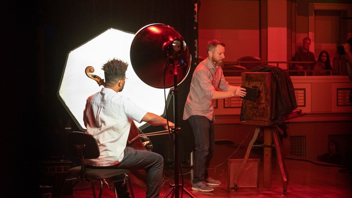 Fotograf zamienił salę filharmonii w największą ciemnię na świecie 1