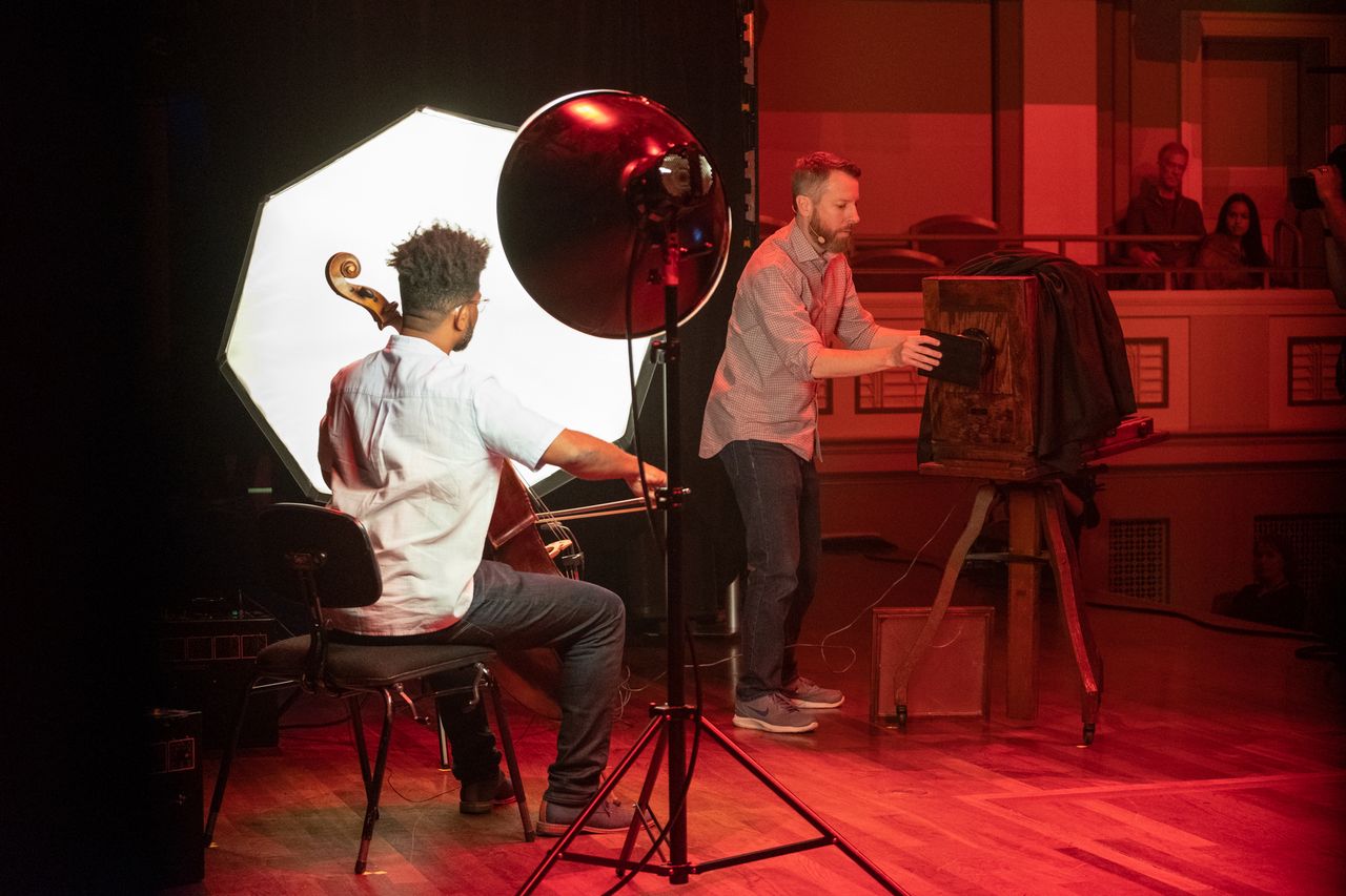 Fotograf zamienił salę filharmonii w największą ciemnię na świecie