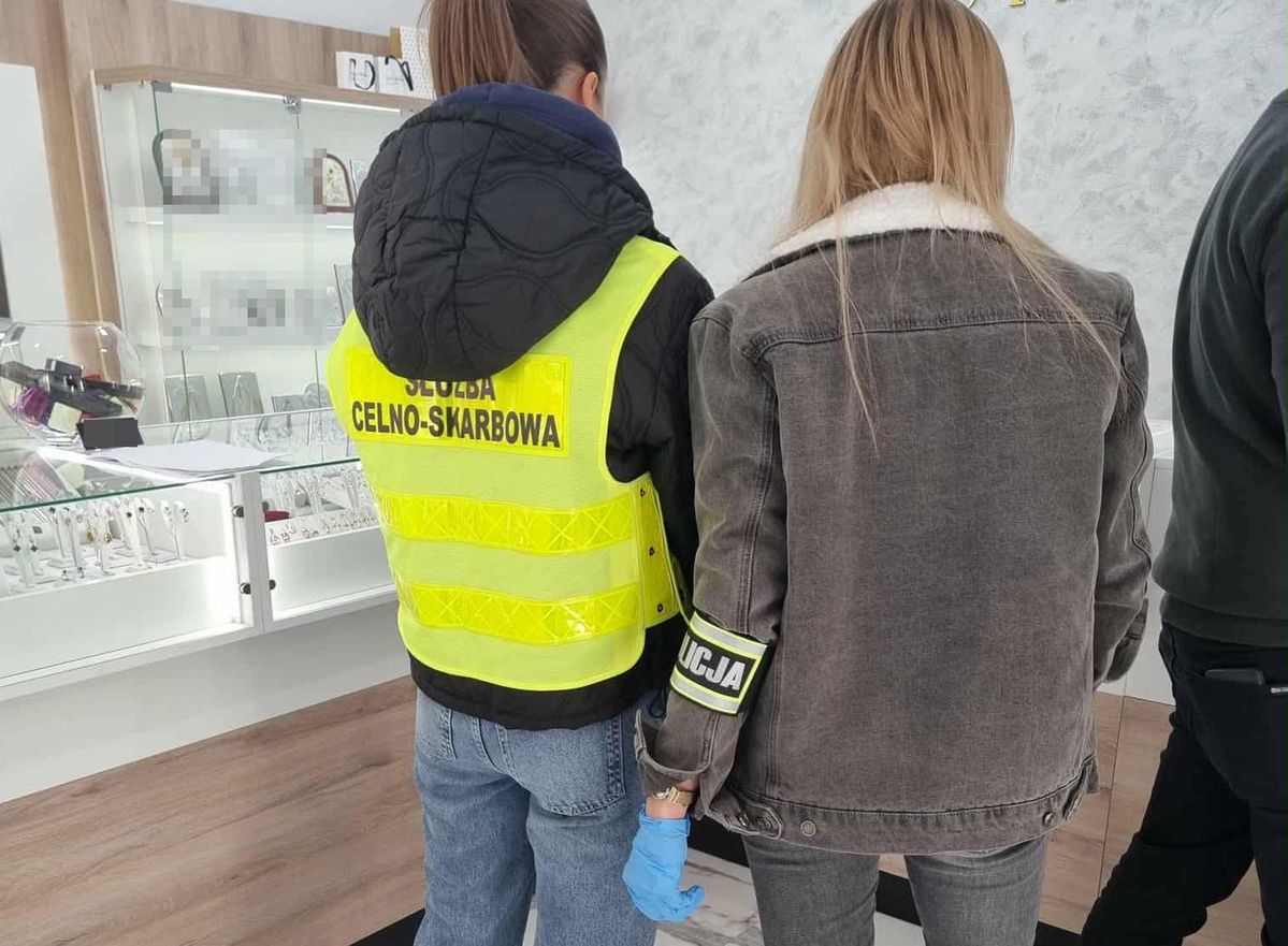 Lublin: Podrobiona biżuteria w sklepie jubilerskim. Dwie osoby zatrzymane