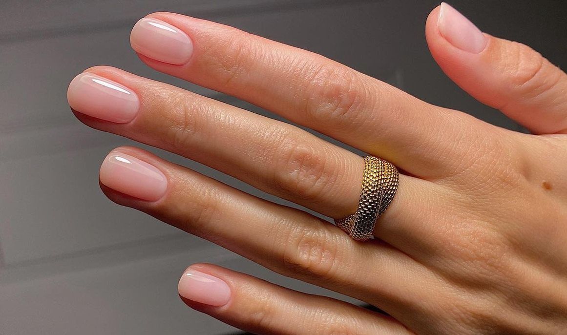 Nowy trend w stylizacji paznokci. Minimalistyczny manicure to hit lata