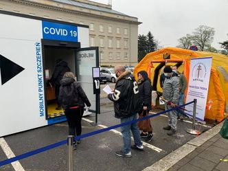 W 900 firmach ruszyły szczepienia przeciw COVID-19