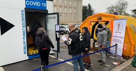 W 900 firmach ruszyły szczepienia przeciw COVID-19