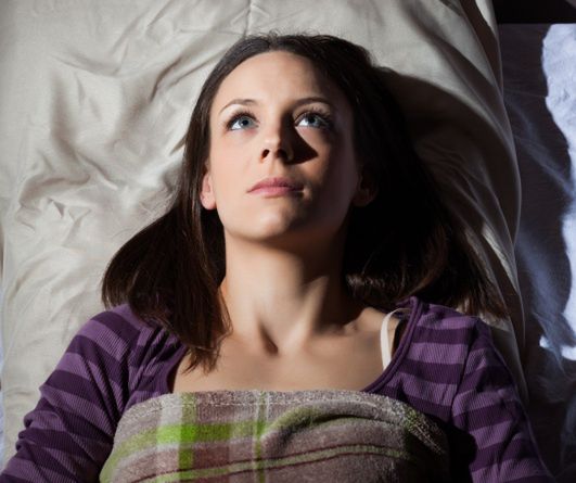 Jedna noc bez snu potrafi zmienić Twój mózg. Oto, co odkryli naukowcy