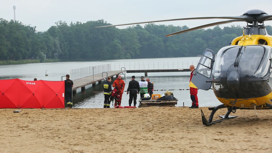 Antonin, 15.07.2021. Służby na miejscu utonięcia dziecka w stawie Szperek na terenie ośrodka wypoczynkowego w Antoninie (pow. ostrowski). Ciało 2,5-letniego chłopca na wodzie wypatrzyła przypadkowa osoba, reanimacja nie przyniosła rezultatu. Trwa ustalanie okoliczności zdarzenia.  (kf) PAP/Tomasz Wojtasik