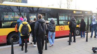 Zakaz siedzenia w ten sposób w autobusach. Kontrolerzy ruszą do akcji
