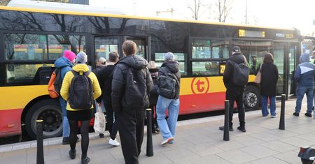 Zakaz siedzenia w ten sposób w autobusach. Kontrolerzy ruszą do akcji
