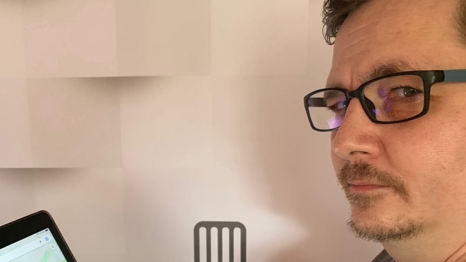 Głos lektora wraca do Google Maps. Jarosław Juszkiewicz: spędzimy jeszcze trochę czasu razem