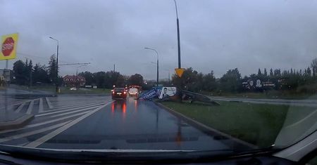 Lublin: Źle zabezpieczone banery wyborcze stwarzają zagrożenie dla kierowców