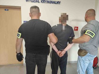 Napadli na stację paliw na terenie Obornik. Żądali wydania pieniędzy