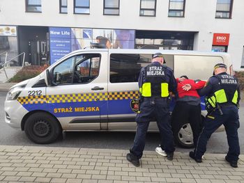 Groził pobiciem i podpaleniem mieszkania. Zaatakował strażników