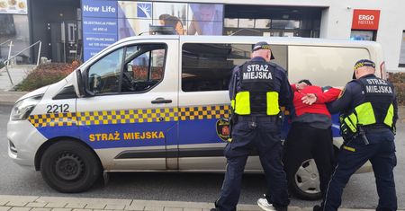 Groził pobiciem i podpaleniem mieszkania. Zaatakował strażników