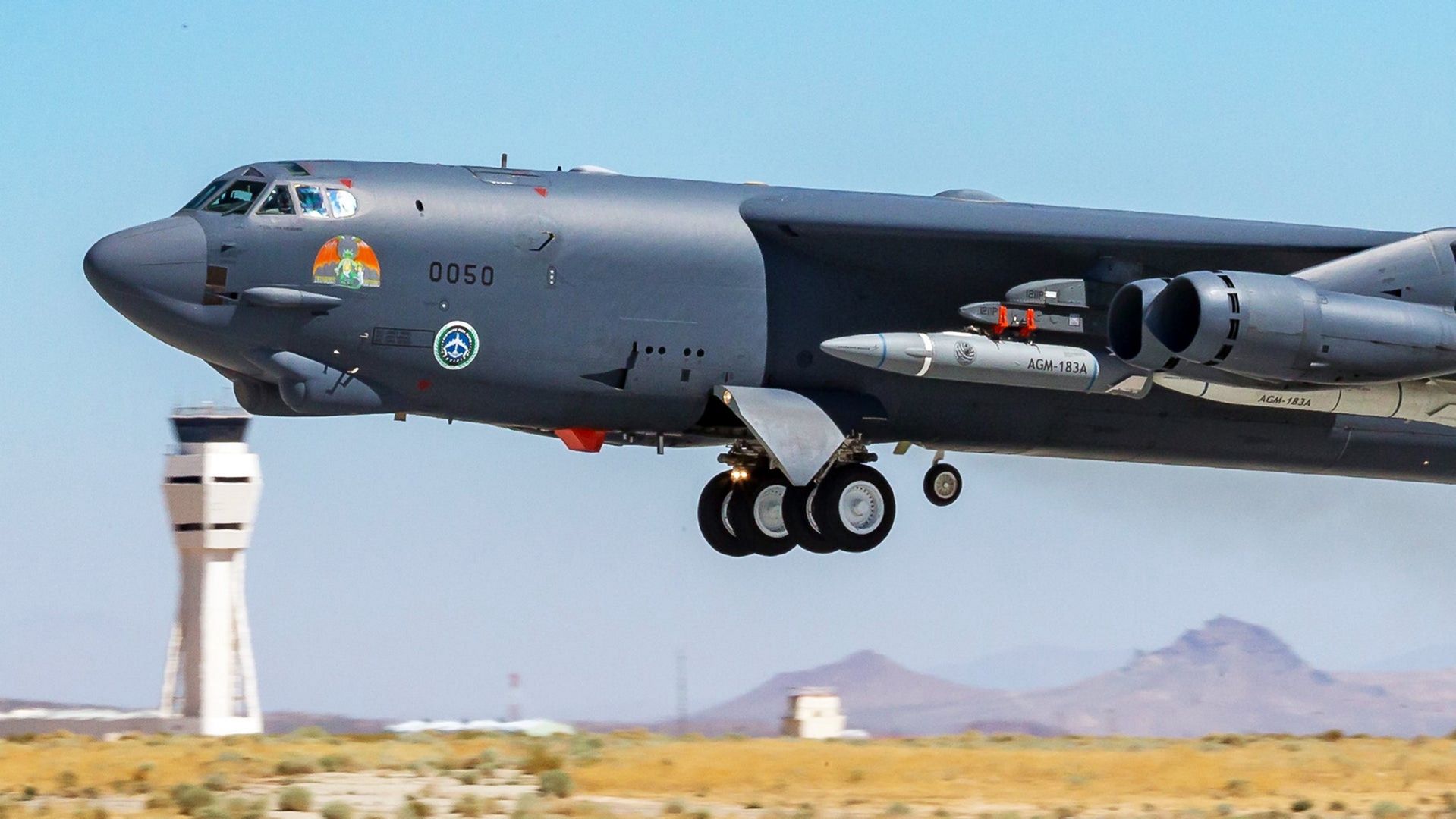 Bombowiec B-52 z dwoma pociskami AGM-138A ARRW pod skrzydłem