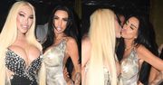 Odziana w powycinaną sukienkę Katie Price imprezuje z Jessiką Alves. Obdarowała żywą Barbie soczystym pocałunkiem