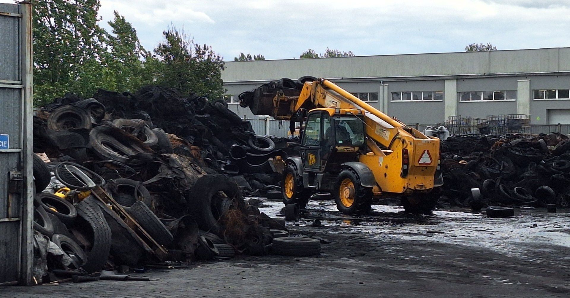 Po pożarze w zakładzie recyklingu opon w Toruniu