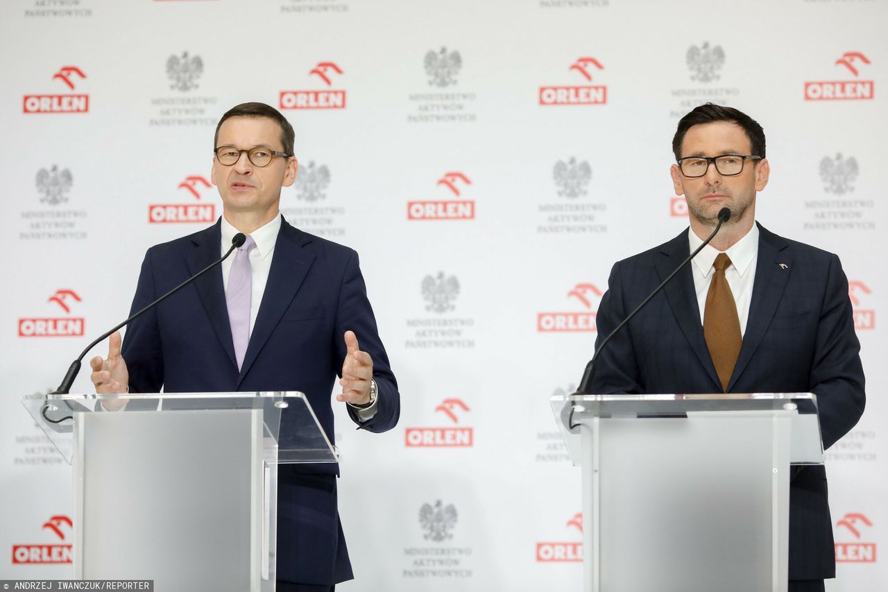 Premier Mateusz Morawiecki i prezes PKN Orlen Daniel Obajtek podczas konferencji paliwowego giganta