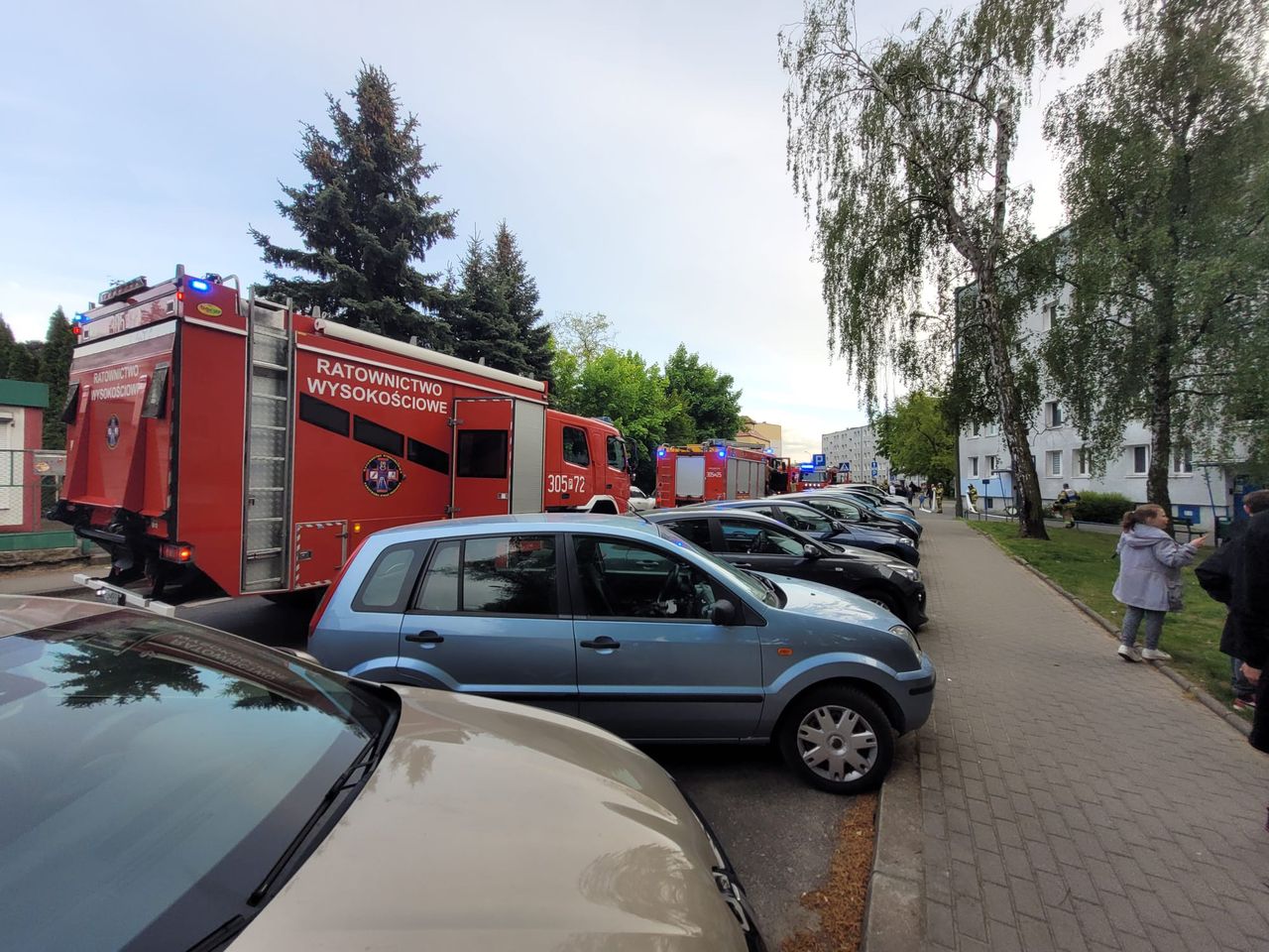 Kilka zastępów straży pożarnej na osiedlu Kosmonautów w Poznaniu