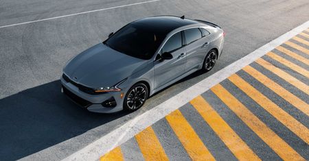 Kia, prezentując nowy silnik, reklamuje K5 spektakularnym skokiem z obrotem