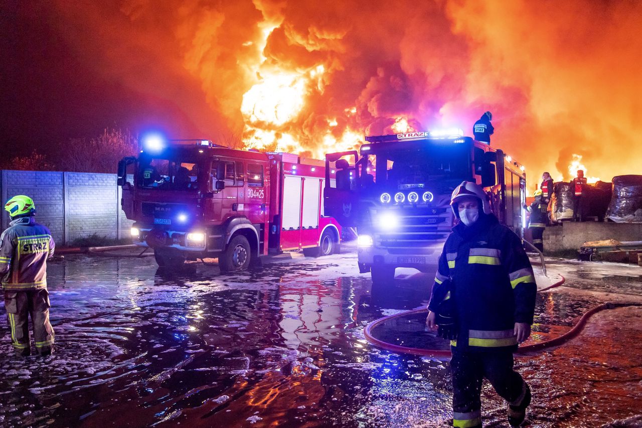 Toruń. Gigantyczny pożar składowiska opon. Gasi go 60 zastępów straży 