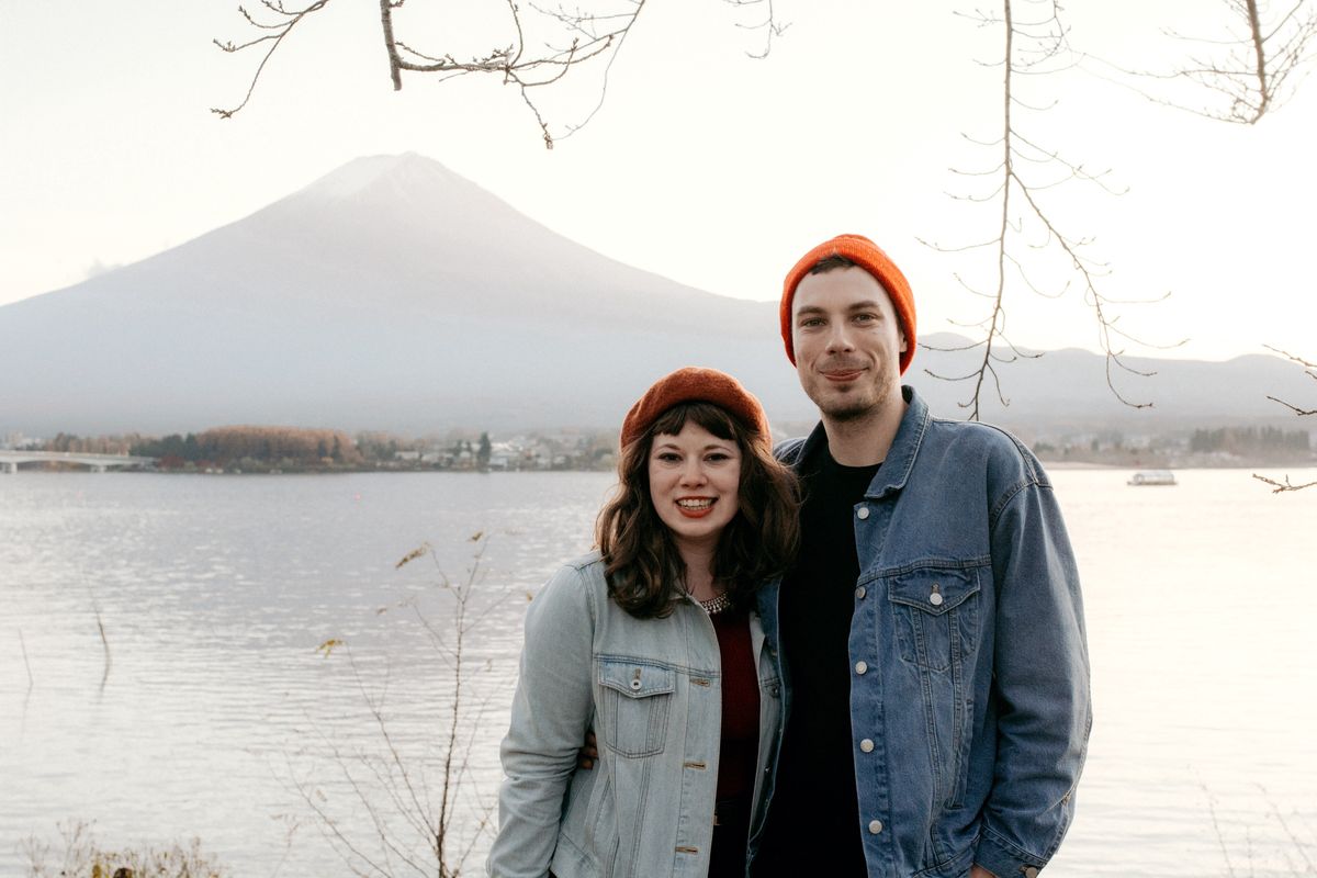 Aleksandra i Michał Piegzik mieszkają obecnie w Japonii (w tle góra Fuji) 