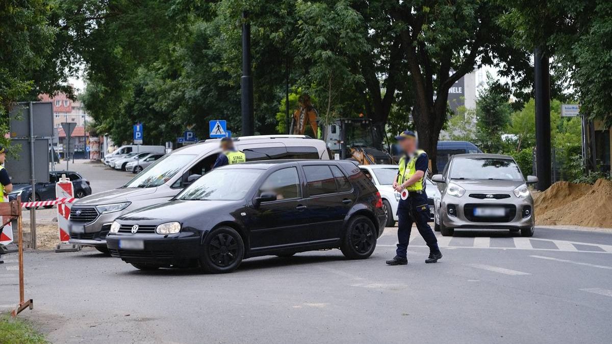 Strażnicy miejscy zatrzymujący kierowców jadących pod zakaz na ul. Zamojskiej