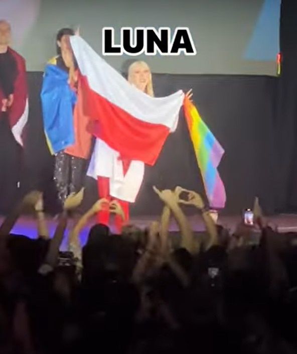 Luna trzyma flagę Polski i LGBT