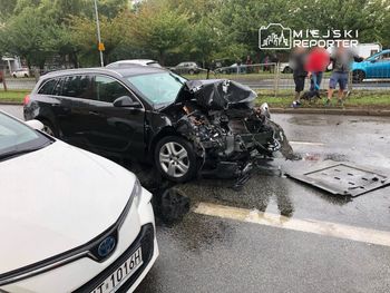 Warszawa: Pijani rodzice wjechali w auto i autobus miejski na Targówku. Ranne dziecko, które było pod ich opieką