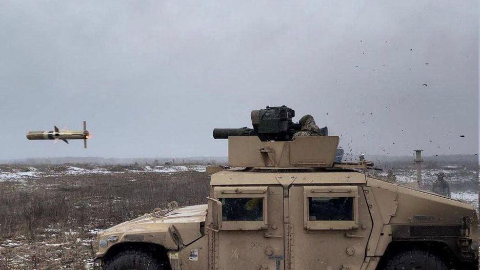 Ukraiński żołnierz odpalający pocisk TOW-2B z wyrzutni zamontowanej na HMMWV.