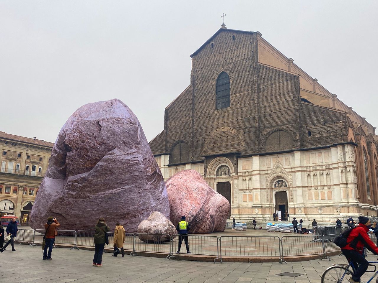 Gigantyczne kamienie w środku miasta. "Jak widok nie z tej ziemi"