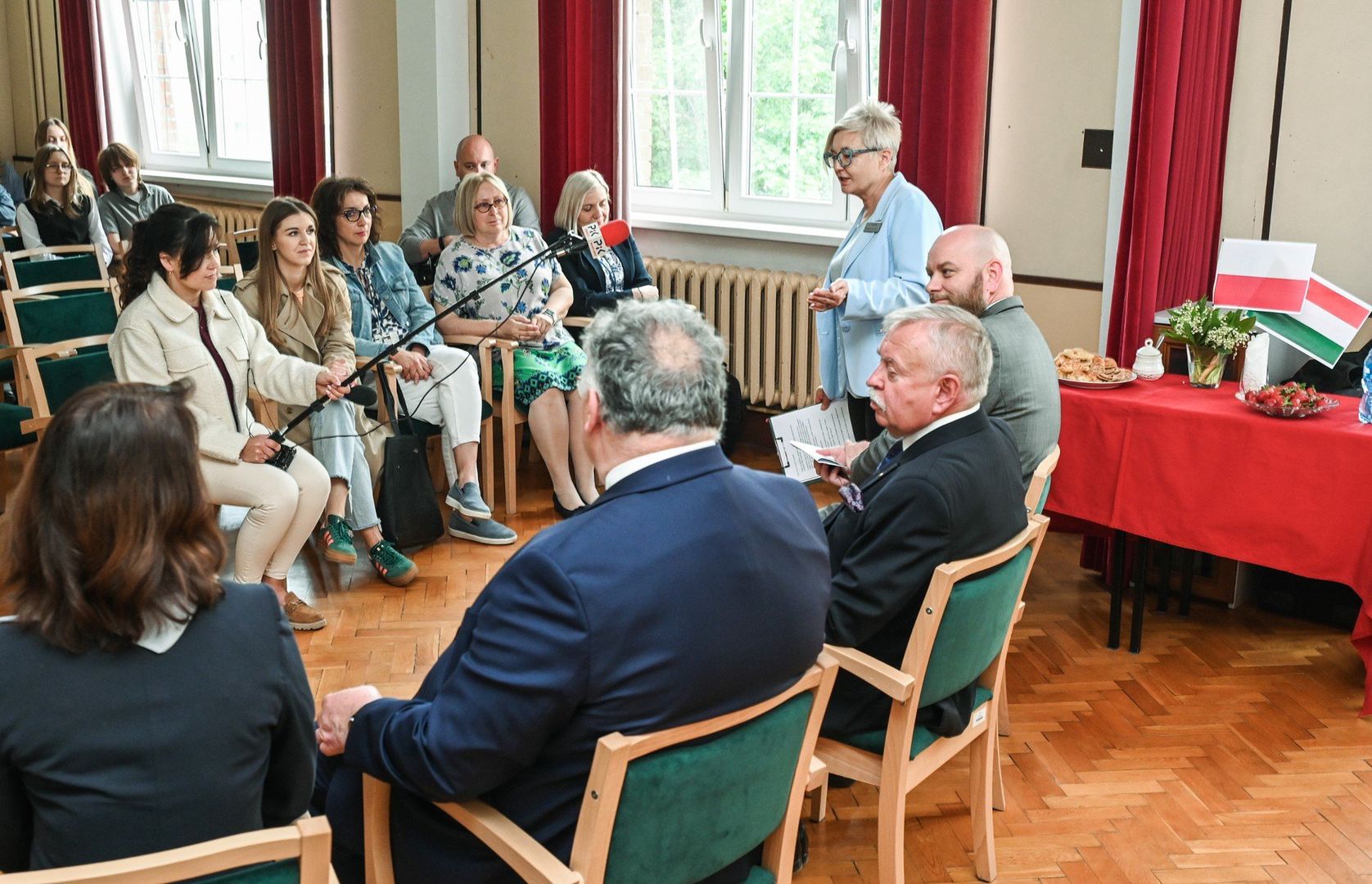 W piątek, 23 maja, w II LO w Bydgoszczy odbyła się konferencja prasowa, podczas której przedstawiciele korpusu dyplomatycznego opowiedzieli o tym, jak w praktyce wygląda praca w dyplomacji, jakie umiejętności są potrzebne oraz jakie ścieżki kariery otwiera przed młodzieżą kształcenie w tym kierunku. 