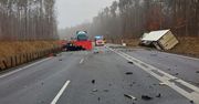 Tragiczne czołowe zderzenie ciężarówki z osobówką na DK50. Jedna osoba zginęła