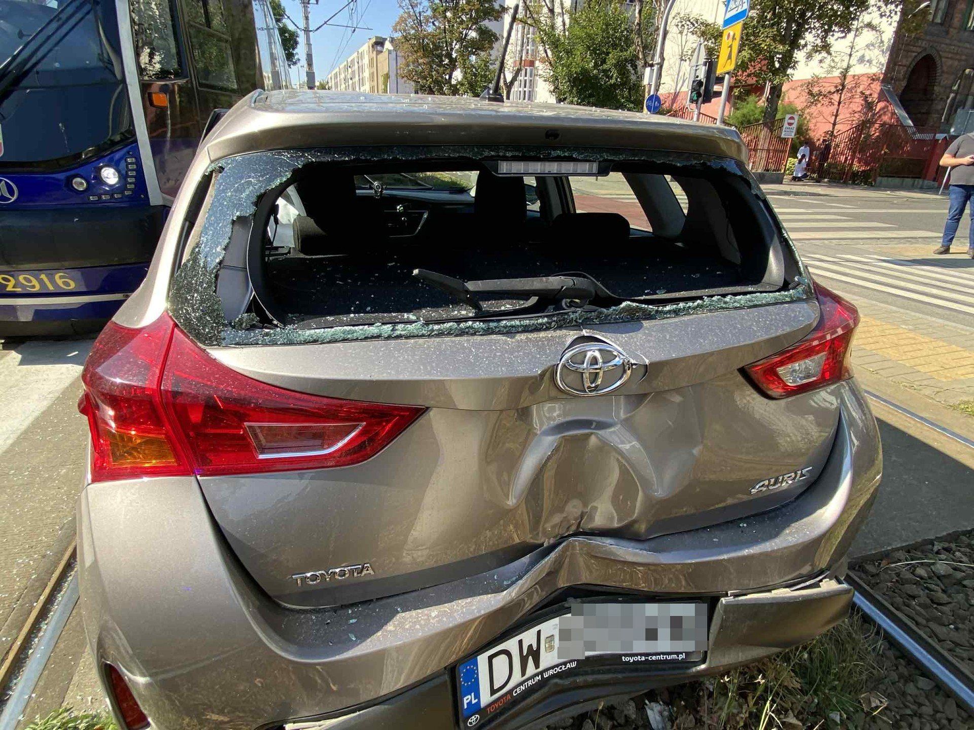 Wypadek samochodu z tramwajem.