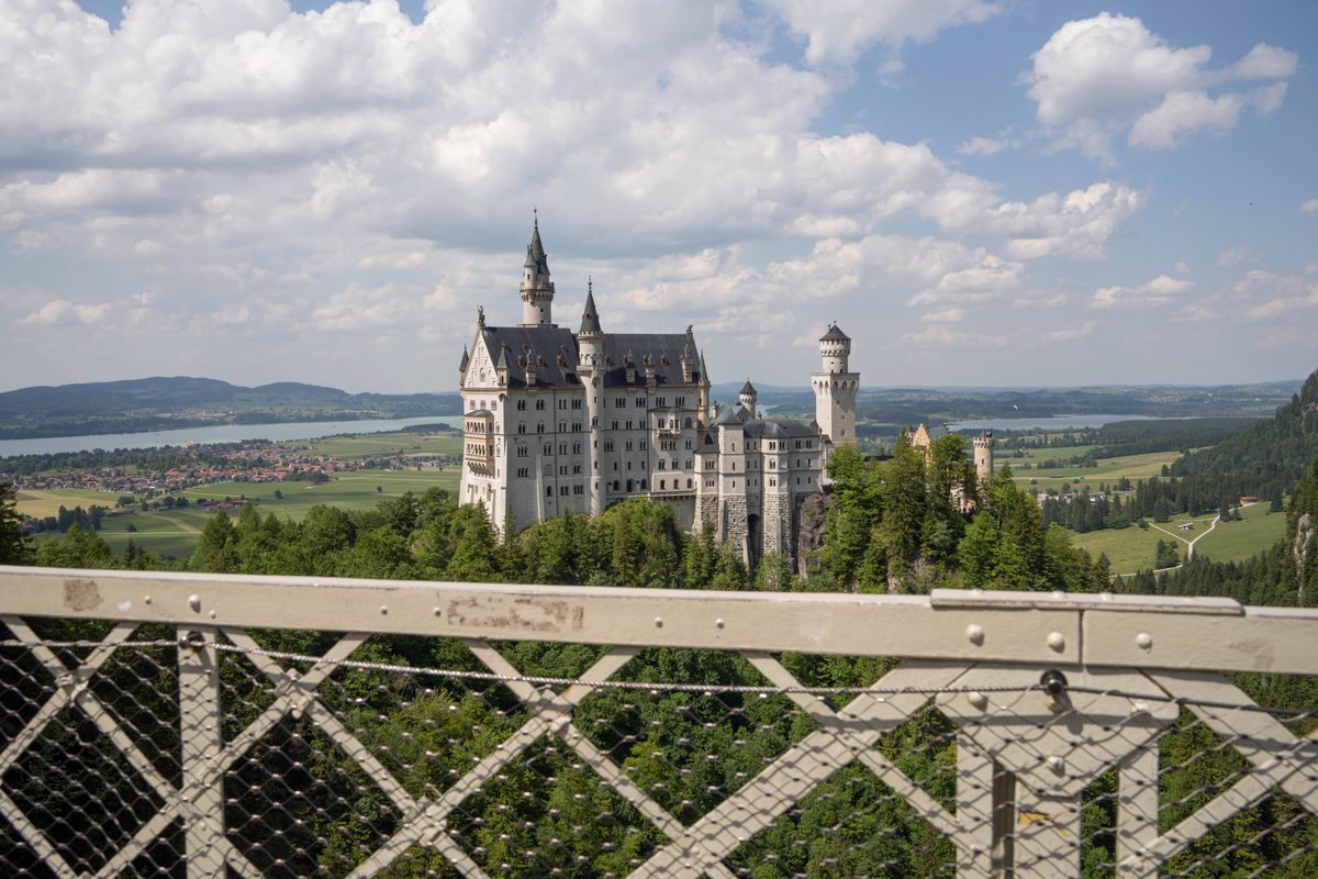 Widok na zamek Neuschwanstein z mostu Marienbrücke.