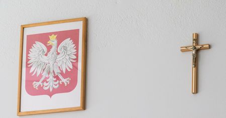 Nauczycielka wrzuciła krzyż do kosza. Jest reakcja wójta