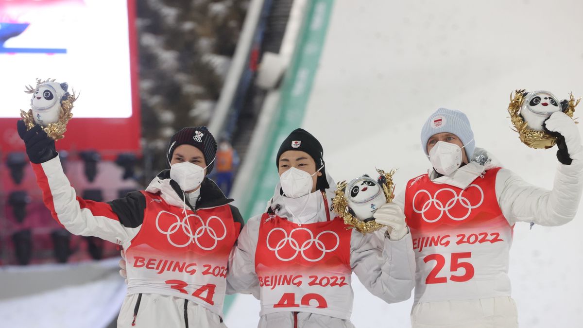 Manuel Fettner Ryoyu Kobayashi Dawid Kubacki Zhangjiakou, Chiny, 06.02.2022. Austriak Manuel Fettner (L), Japo�czyk Ryoyu Kobayashi (C) i Polak Dawid Kubacki (P) podczas ceremonii kwiatowej na podium konkursu skok�w narciarskich na obiekcie normalnym w Zhangjiakou, 6 bm. (js) PAP/Grzegorz Momot Grzegorz MomotPekin2022, skoki narciarskie, sport, XXIV Zimowe Igrzyska Olimpijskie w Pekinie, ZIO Pekin 2022, ZIO2022