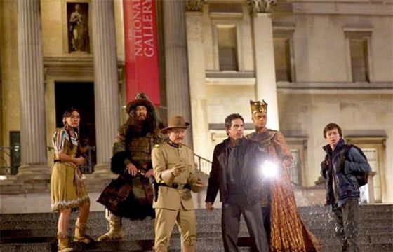 Ben Stiller zabawia się ze szkieletem dinozaura