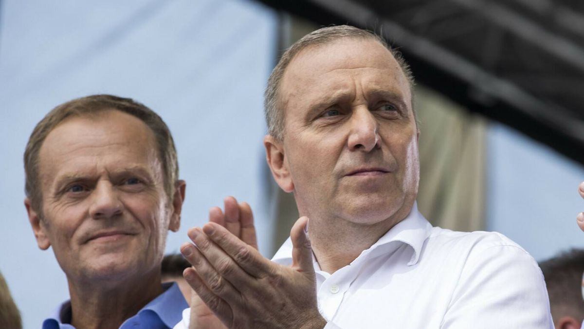 Premier Donald Tusk (L) i senator KO Grzegorz Schetyna (P)