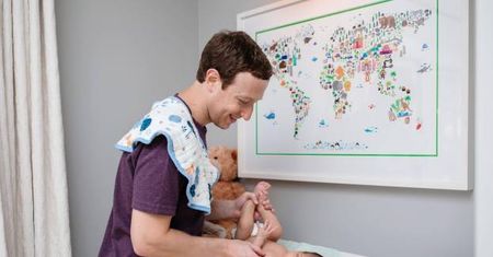 Mark Zuckerberg przewija córkę... (FOTO)
