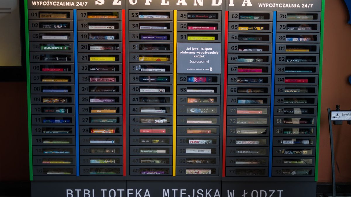 Bibliotekomat pozwala zdalnie wypożyczyć książki. W Łodzi stanęła pierwsza taka maszyna w Polsce 1