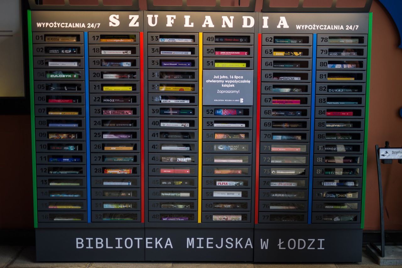 Bibliotekomat pozwala zdalnie wypożyczyć książki. W Łodzi stanęła pierwsza taka maszyna w Polsce