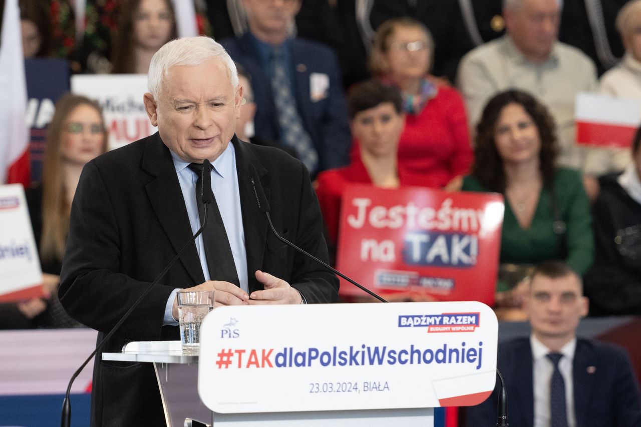 Biała (pow. radzyński), 23.03.2024. Kampania samorządowa 2024. Prezes Prawa i Sprawiedliwości Jarosław Kaczyński przemawia podczas konwencji samorządowej PiS w Białej k. Radzynia Podlaskiego, 23 bm. (jm) PAP/Wojtek Jargiło