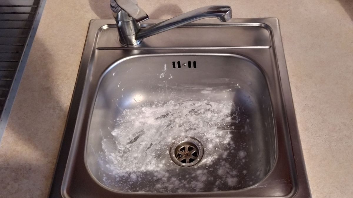 Wsyp do zlewu odrobinę mąki. Efekty cię zaskoczą