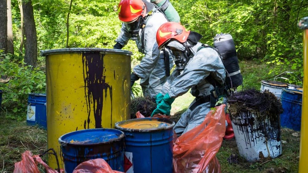 W lesie Nadleśnictwa Szubin w okolicach miejscowości Buszkowo (woj. kujawsko-pomorskie) znaleziono ponad 20 beczek zawierających podejrzaną substancję.
