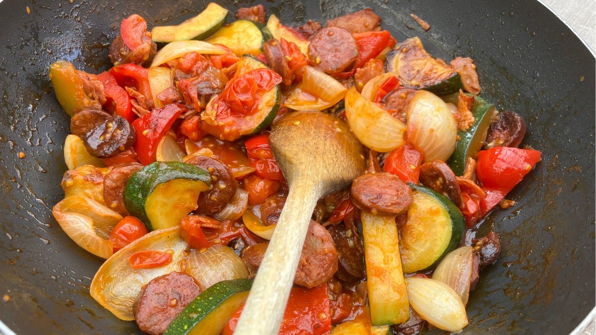 Śniadanie tunezyjskie z chorizo