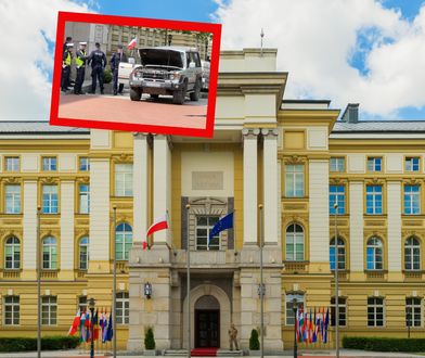 Rozlał ciecz przed kancelarią premiera. Usłyszał zarzuty