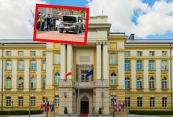 Rozlał ciecz przed kancelarią premiera. Usłyszał zarzuty
