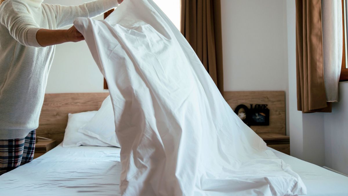 Kobieta zmienia pościel