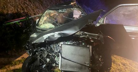 Horror na drodze. Zderzenie auta, ciężarówki i kombajnu. Jedna osoba nie żyje