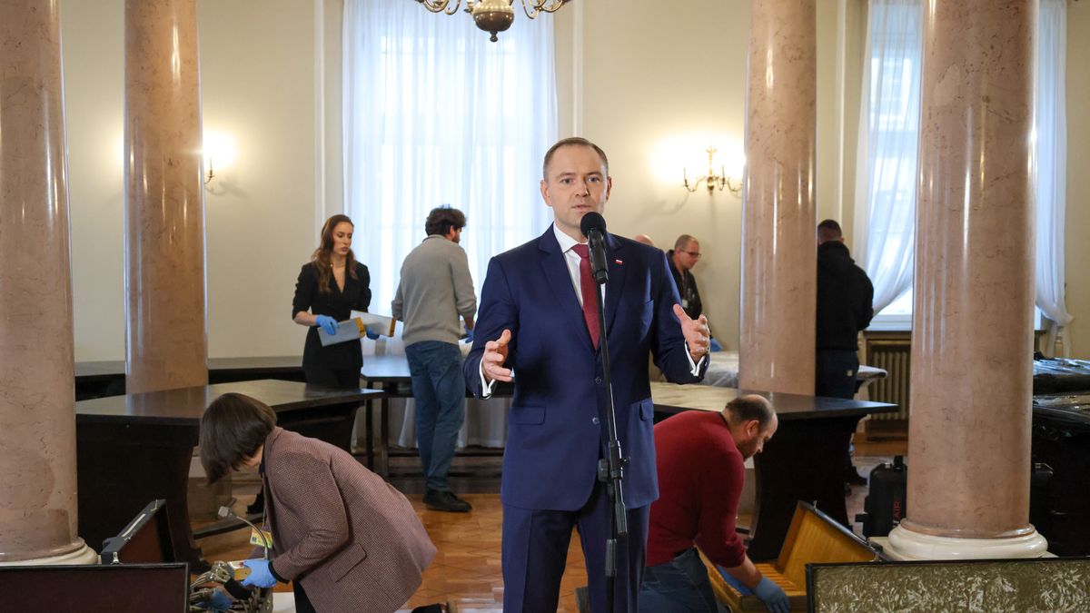 Karol Nawrocki podczas demontażu Okrągłego Stołu