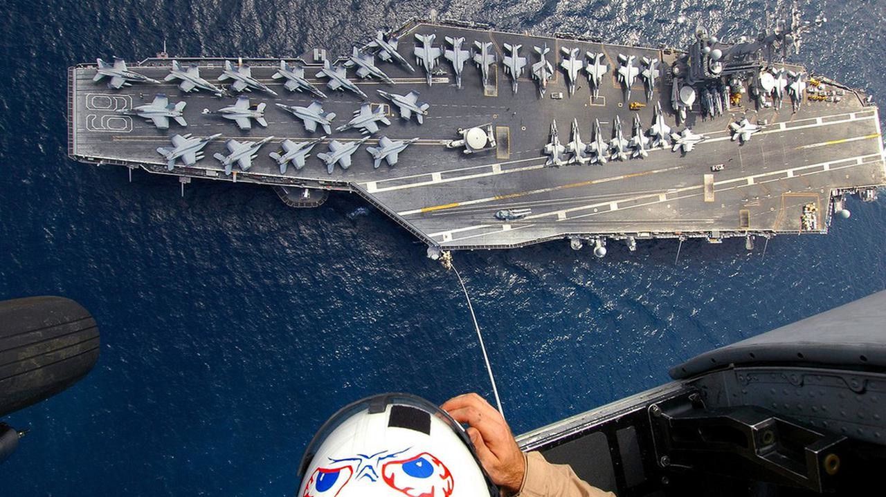  USS Dwight D. Eisenhower widoczny z lotu ptaka - 2016 rok
